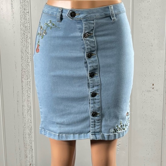 * Lily & Parker Women's Embroidered Light Denim Skirt Sz 26 - Picture 11 of 12